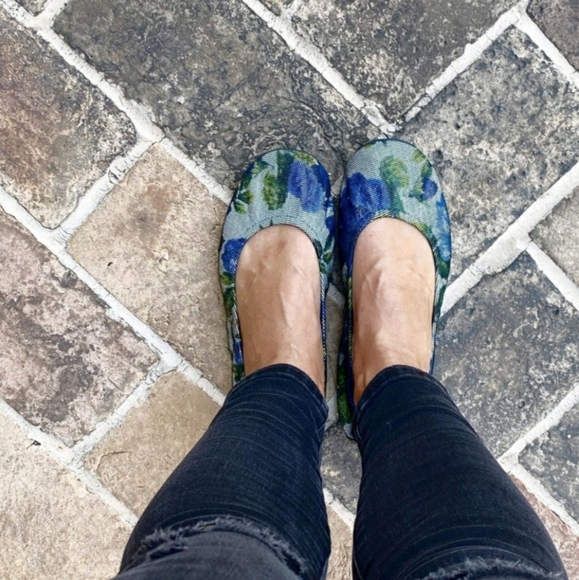 *BRAND NEW* Blue Jean Floral - Picture 2 of 3